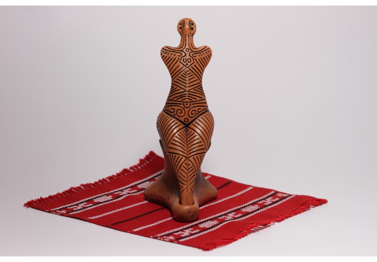 Statuetă feminină Cucuteni cu incizii 